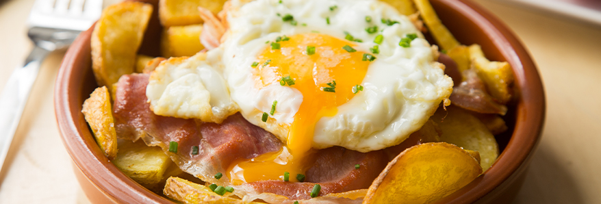 Huevos rotos con jamón con AOVE